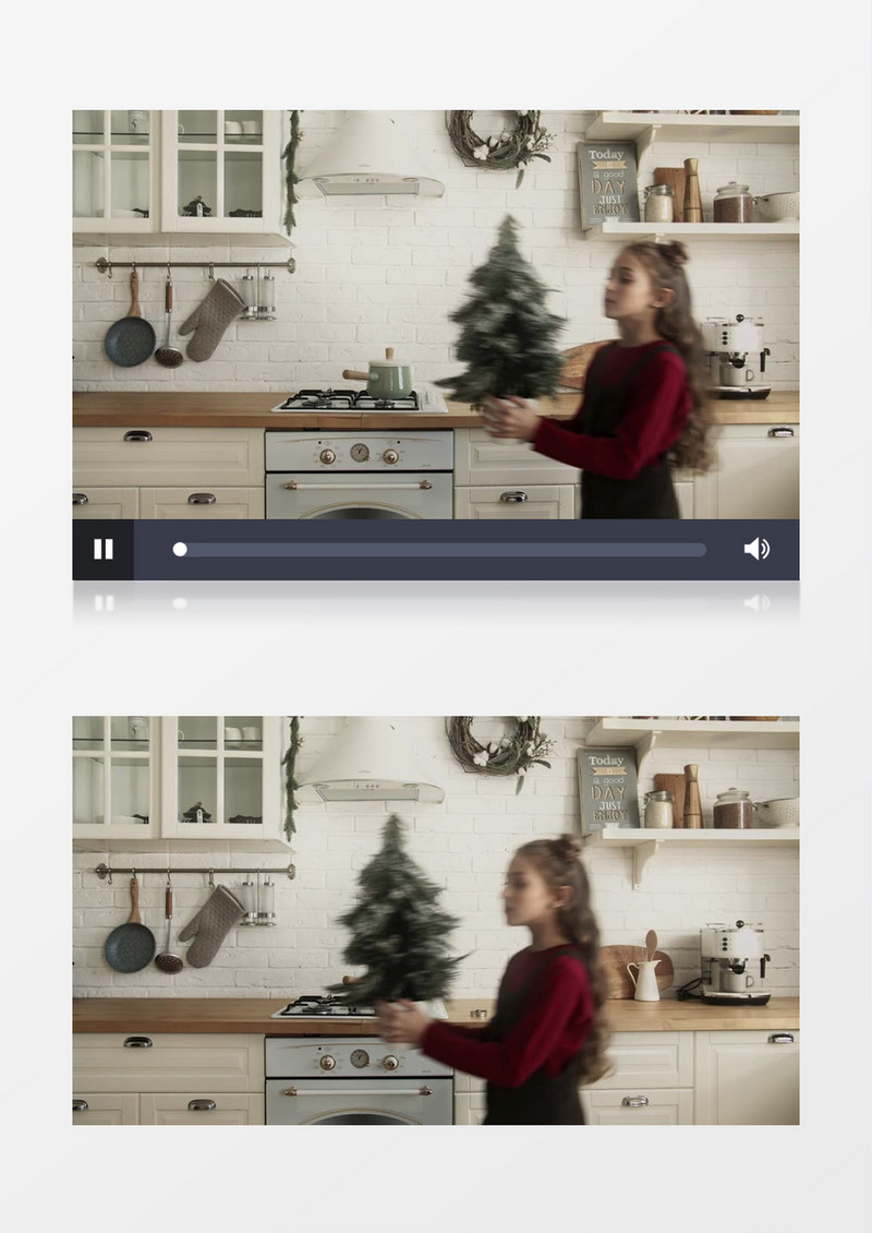 小女孩拿着圣诞树走过去实拍视频素材