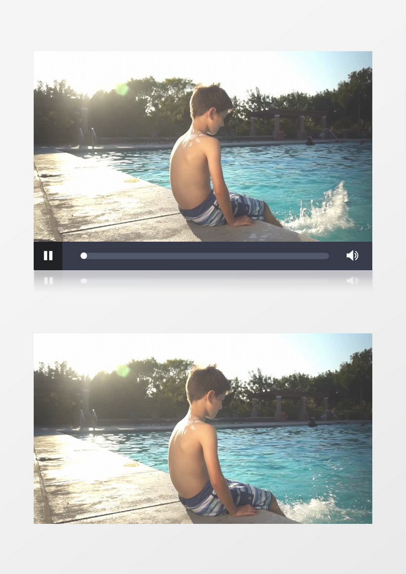 小男孩坐在泳池边上踢水实拍视频素材