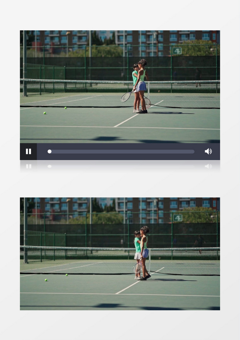 两个小女孩在网球场击掌拥抱实拍视频素材