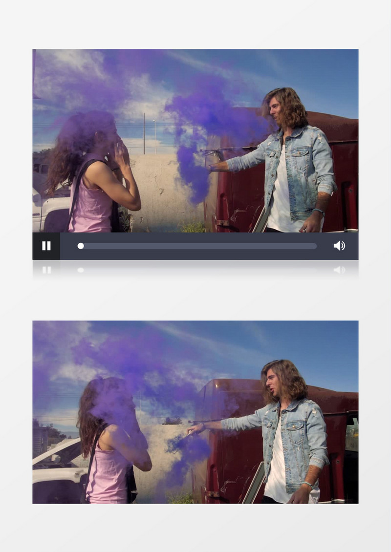 美女和朋友燃放紫色烟雾实拍视频素材