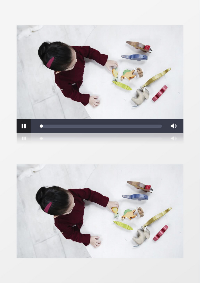 俯拍小女孩在玩木质玩具实拍视频素材