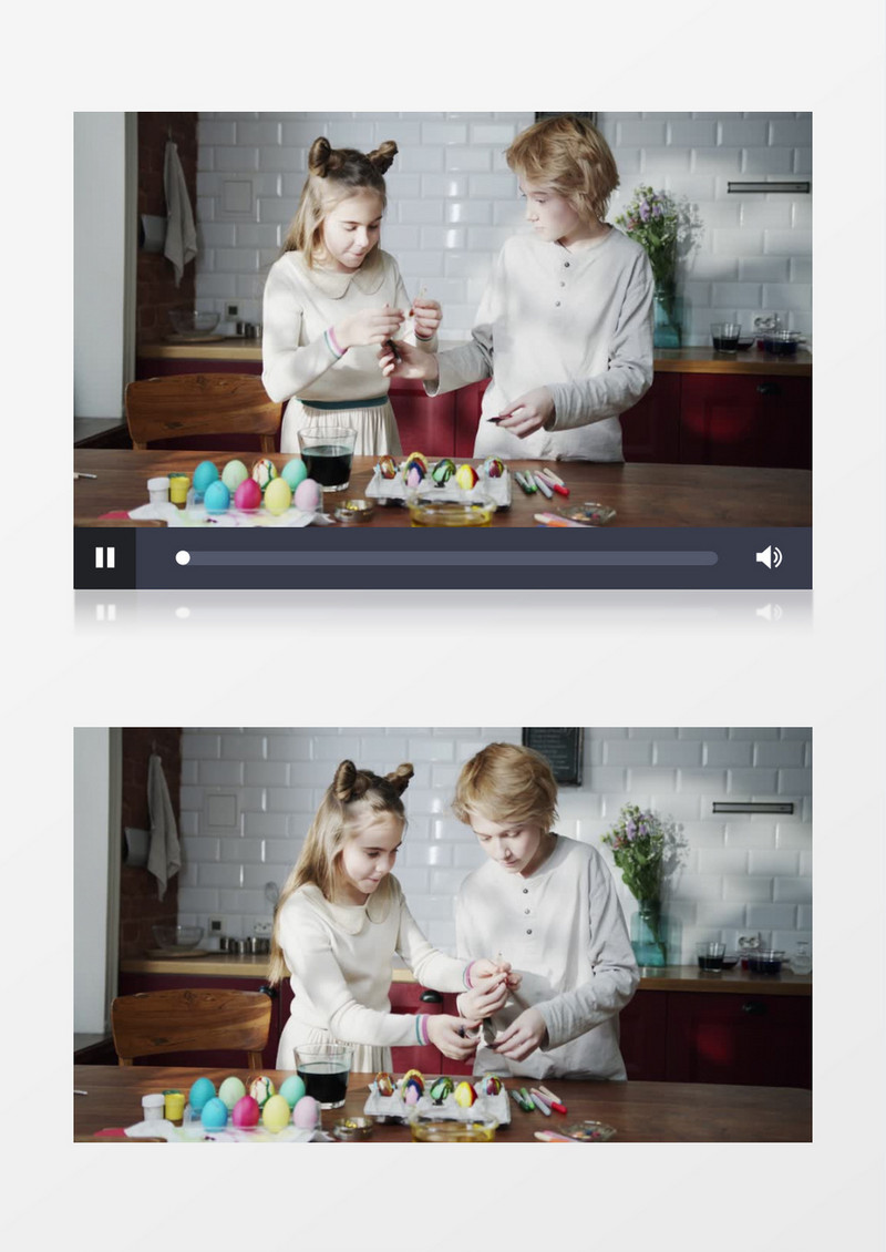 两个小朋友在合作染圣诞彩蛋实拍视频素材
