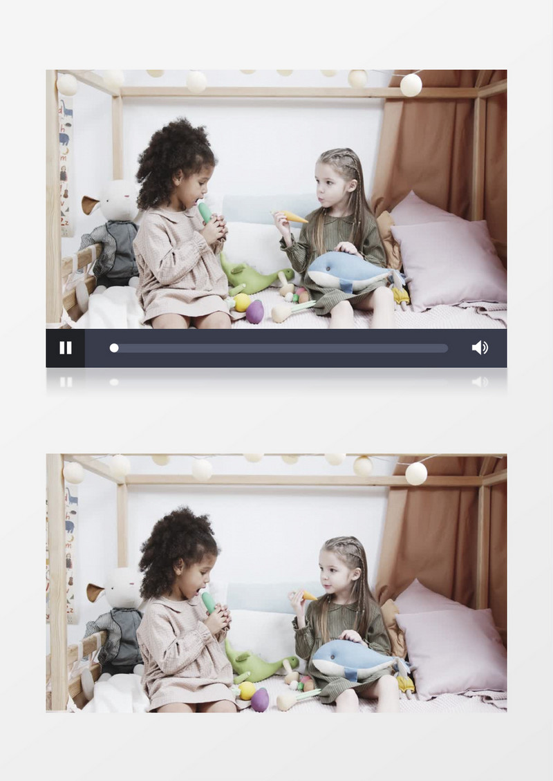 两个小女孩在假装吃玩具实拍视频素材