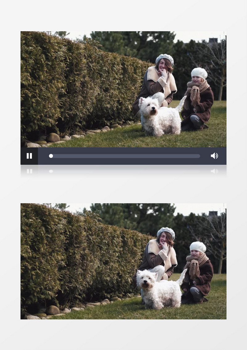 妈妈跟小女孩蹲在草地上看宠物实拍视频素材