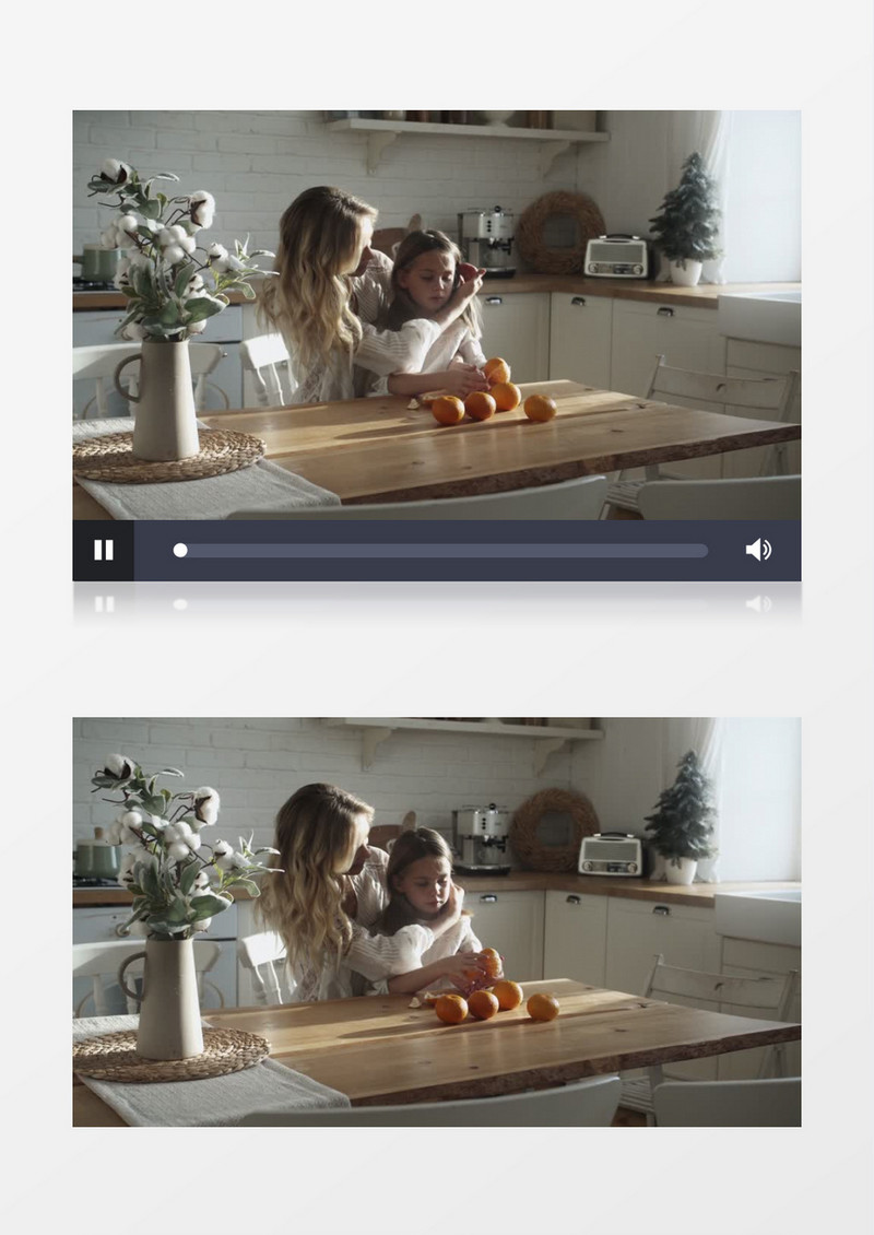 小女孩在餐桌旁边剥橘子实拍视频素材