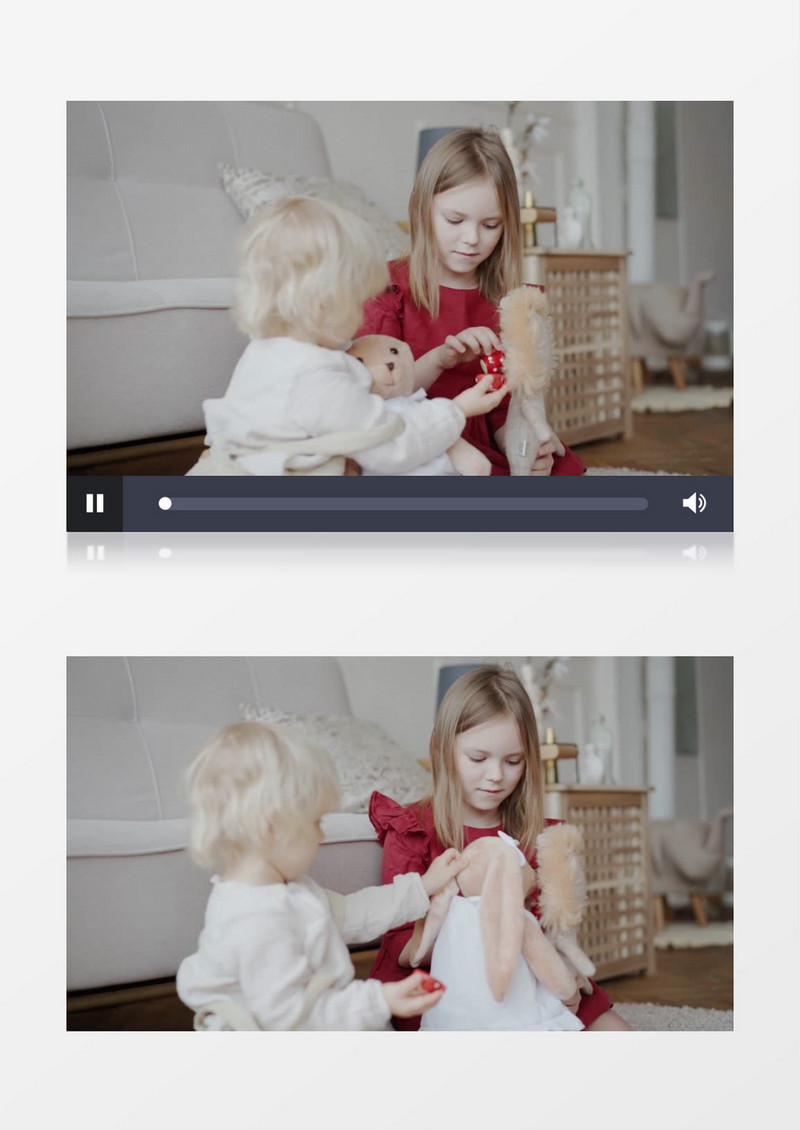 两个小女孩拿着小水杯给玩偶喂水实拍视频素材
