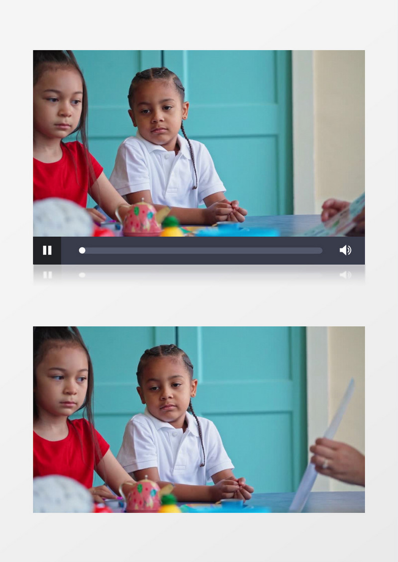两个女孩在看老师展示的卡片实拍视频素材