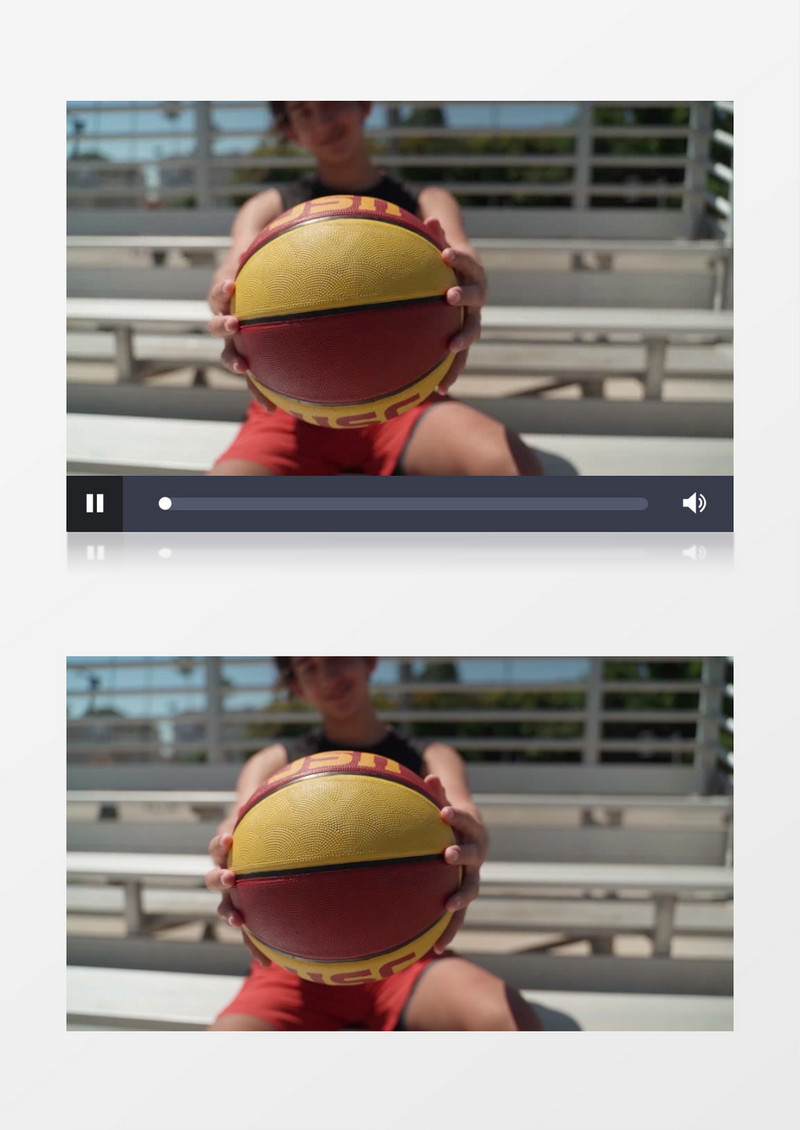 男孩双手举着一个篮球实拍视频素材