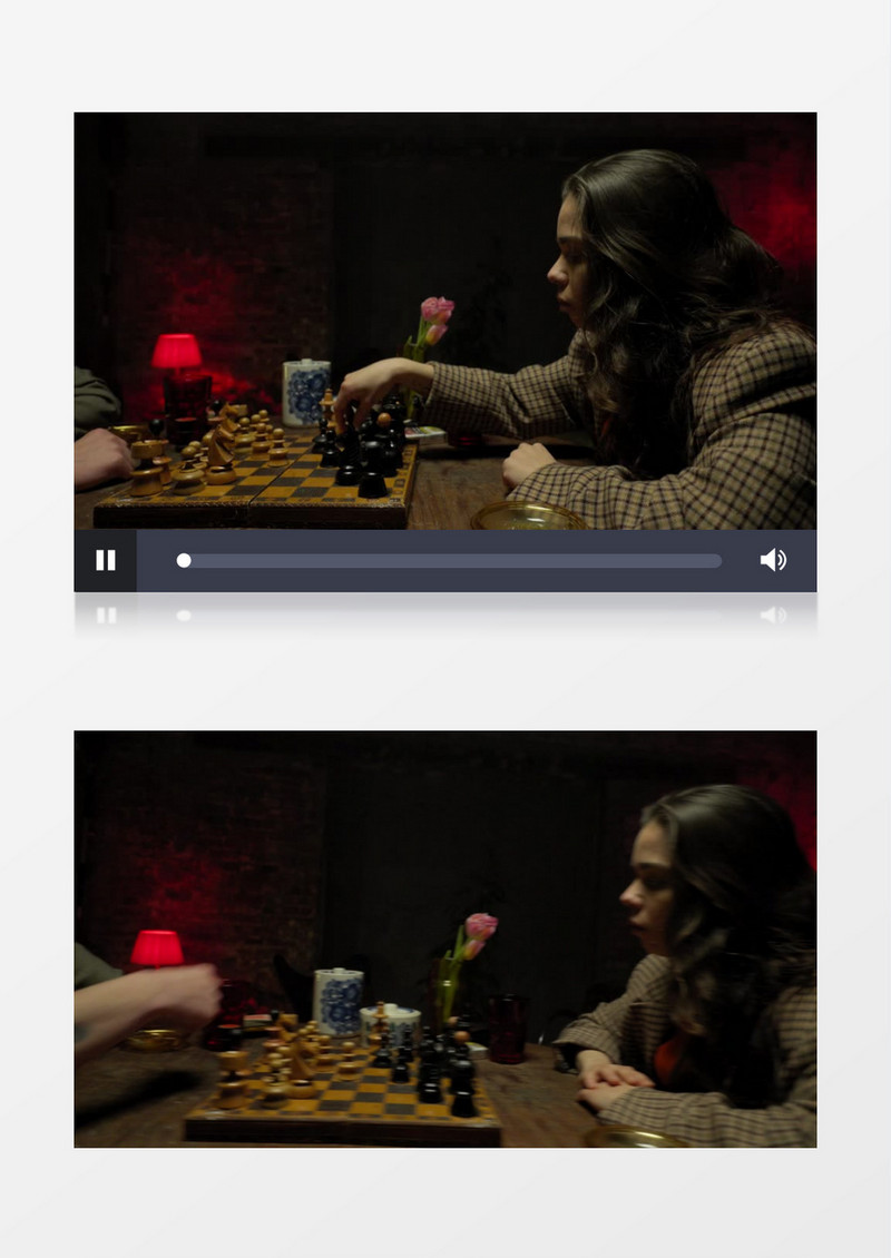 女人在和男人下国际象棋实拍视频素材