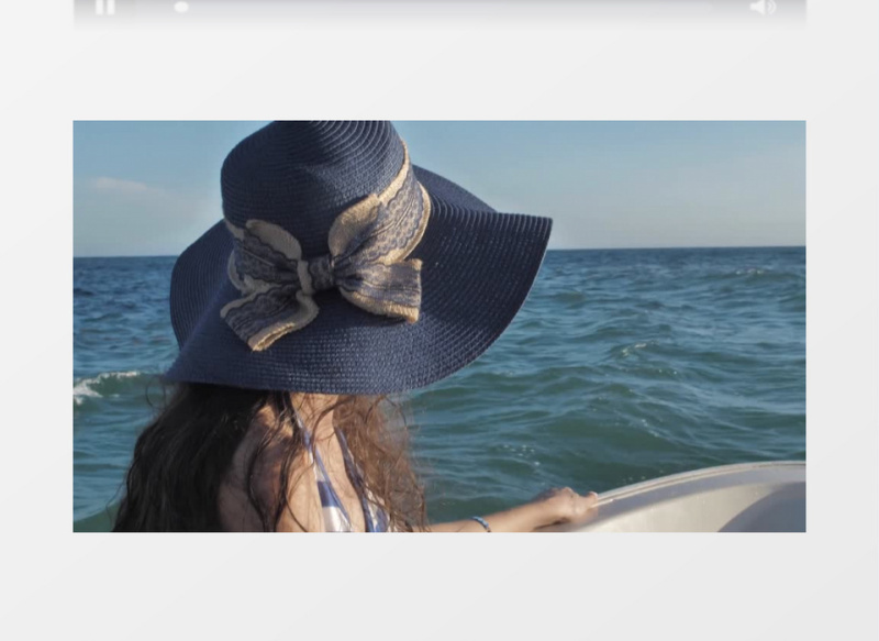 海浪晴朗日子美丽女子旅行实拍视频