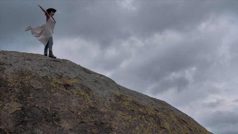 戴帽子的女生在山顶出风实拍视频