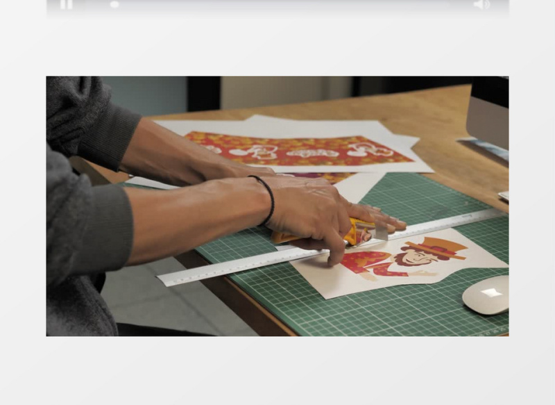 一名男子正在切一幅插画实拍视频素材