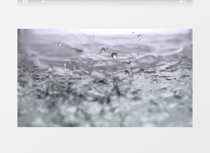 特写水面溅起水花实拍视频素材