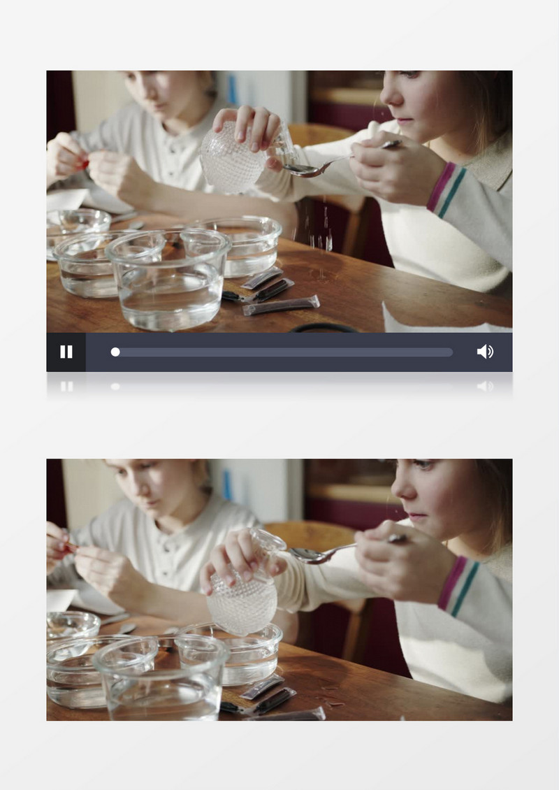 小女孩在往勺子上倒水实拍视频素材