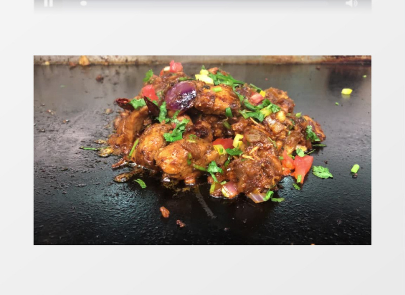 铁板上滋滋冒油的鸡胸肉实拍视频素材