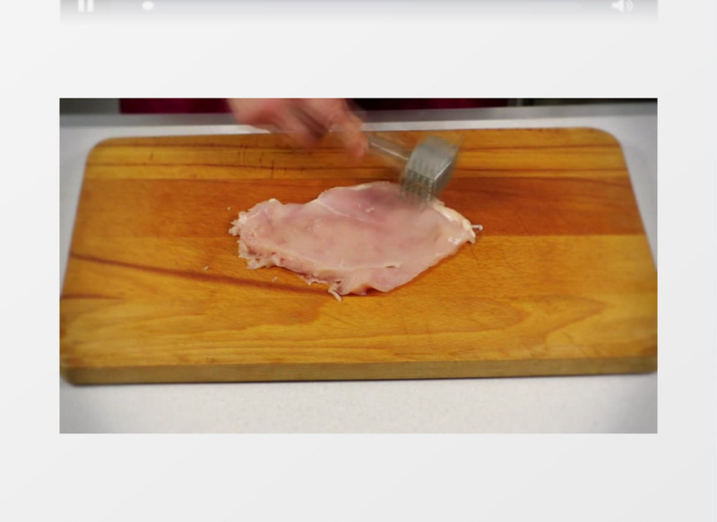 用小铁锤敲打鸡胸肉实拍视频素材