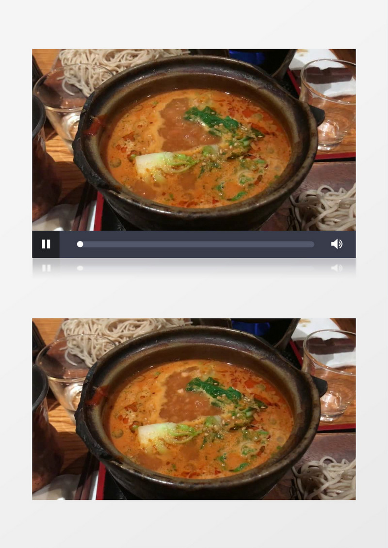 在酒精炉上滚开的菜汤实拍视频素材