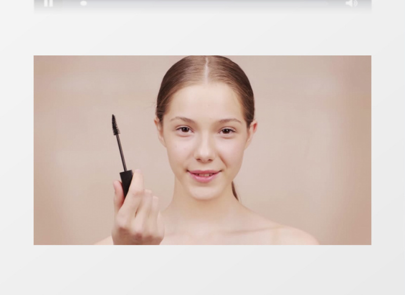 美女在涂睫毛膏实拍视频素材