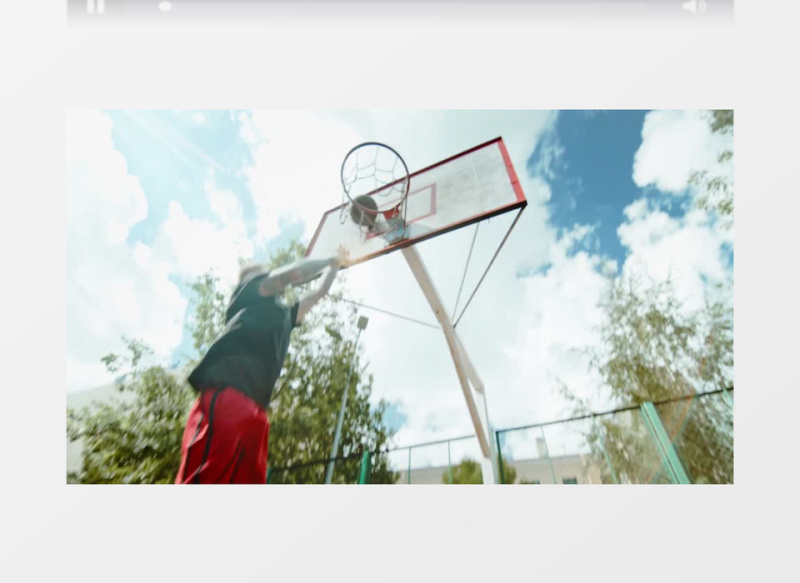 仰拍一位穿运动服的男子正在投篮实拍视频    