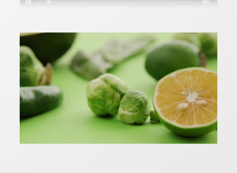 运动镜头拍摄放在桌子上的柠檬卷心菜等绿色食物实拍视频