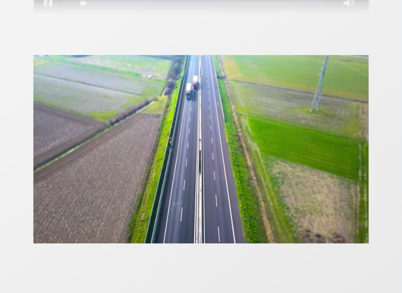 航拍平原的公路上也有两辆货车驶过实拍视频