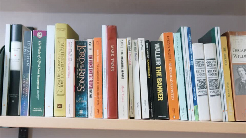 女子在书架上拿了一本书实拍视频