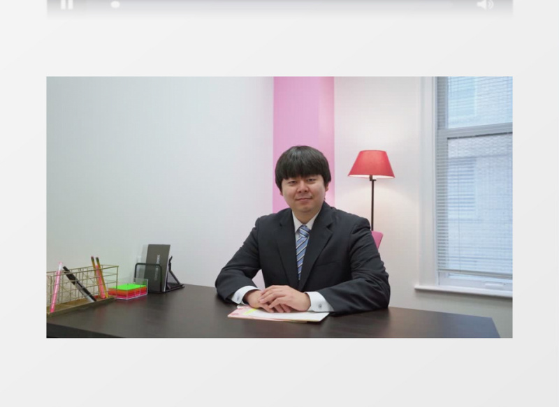 男子坐在自己的工位上实拍视频