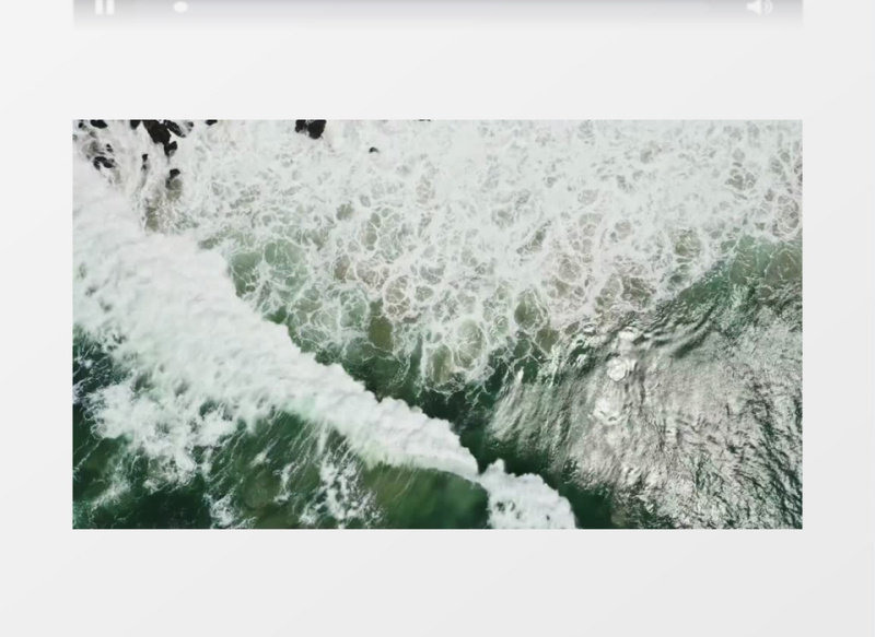 大海中的巨浪翻涌掀起很多白色浪花实拍视频素材