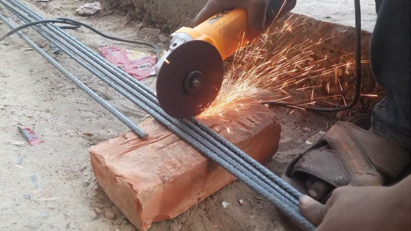 工人在操作切割机切钢筋实拍视频素材模板下载_工人_图客巴巴