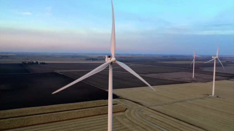 风车在风的作用下转动实拍视频素材