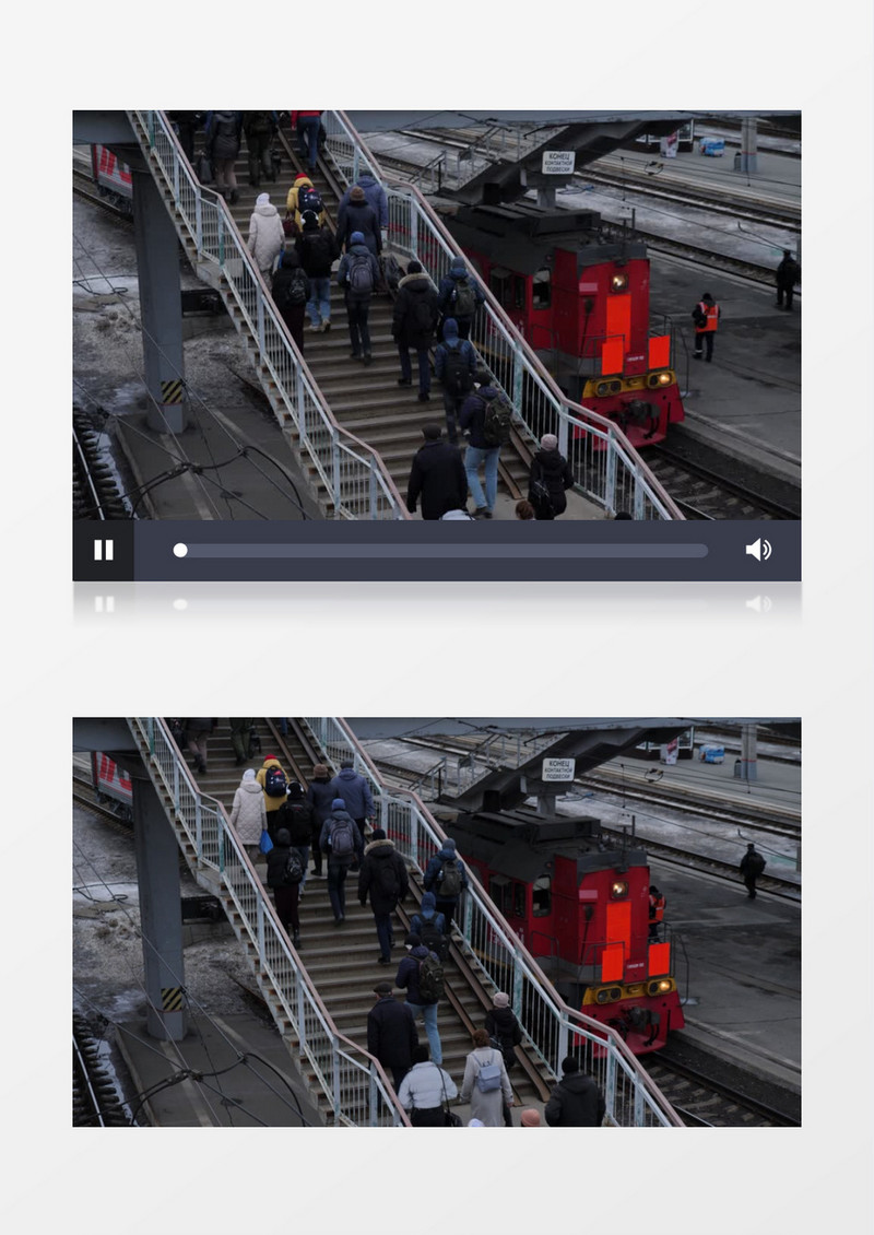 在车站一群行人走上过街天桥实拍视频素材