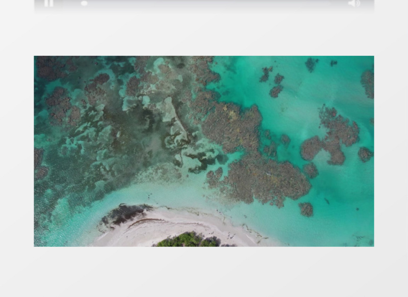 航拍地面上碧蓝色的海水实拍视频素材