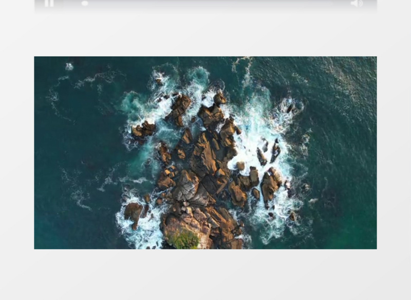 海浪不断的冲刷礁石实拍视频素材