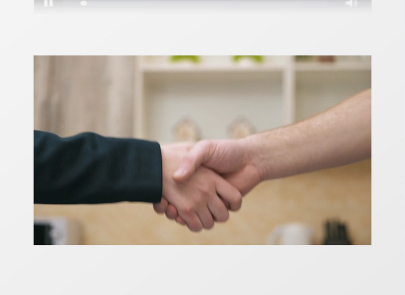 两个商务精英在握手实拍视频素材