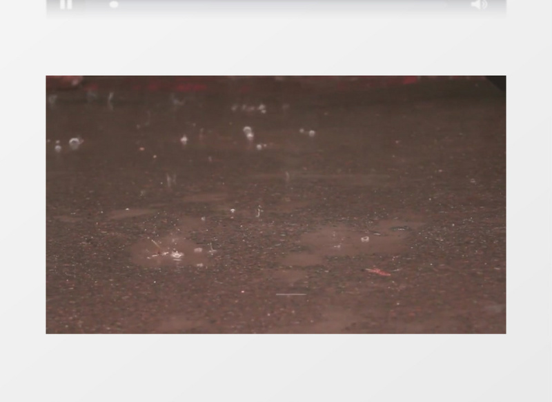 下雨天街道路边行人车辆实拍视频素材