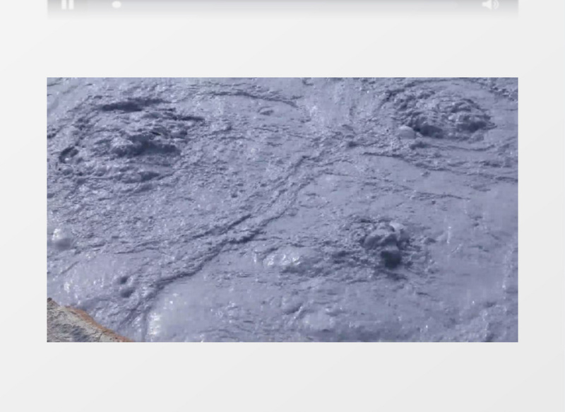 近距离拍摄不断沸腾涌出的火山泥地热地质实拍视频素材