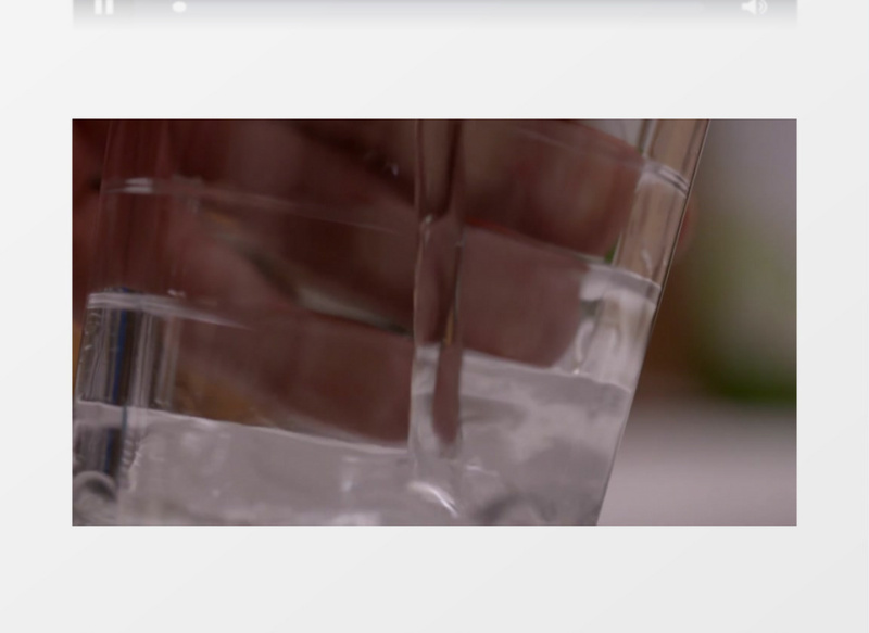 瓶子接水近距离高清实拍视频素材